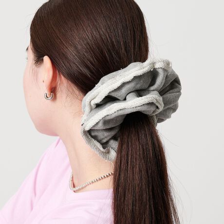 [^ԁF18345000004]_ŃbNX̂遃heyep̃XEFbgVVfUCXEFbgfނgpAJWA[hȕ͋C̃VVBÂ}~j}ȃbNXŁAJWA烂[hȑɂ݂܂B܂Ƃߔɂ͂AANZT[ƂĎɕt̂Bgpɂ͂AƂMtgɂ҂̃ACełBfރRbgheyepiwCbvjuwCbvv͐VNȗťɋP悤ɁAȂ̓ɐVȋP炷Ƃz𖼑Oɍ߂܂B؍Ɠ{lfUCi[̃RrɂĐݏoꂽ̕⊴oA_ŗVѐS郆j[NȃRNVWJĂ܂ByӎzgpEpɉĕtii|[`EATTENTIONJ[hjSđĂAĔ̔łԂ̂ݕԕi\ƂĂ܂BiɁu舵̒ӏvAu\v܂ꍇ́AgpOɕKmFBi摜́A̓p\RȂǂ̉{ɂAۂ̐FƈقȂČꍇ܂B炩߂Bi̐F̖ڈ́AiP̂̉摜QƂBX܂ւ₢킹̍ۂ́ASBEAUTY&YOUTHeX܂܂ŉL̕i/iԂ\tBiFHEYEP SWT/F SCRUNCHIE M iԁF18345000004