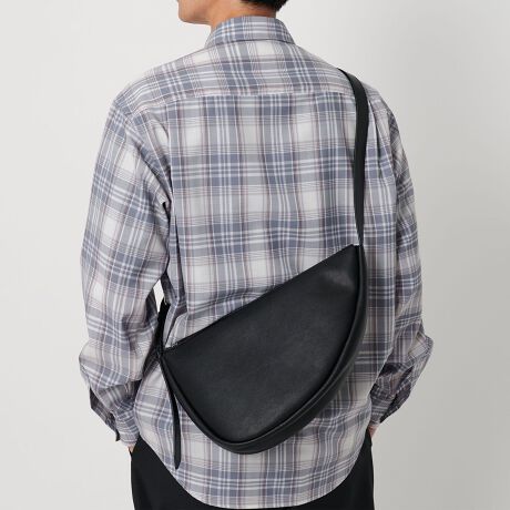 [^ԁF14321996315]WEB菤igDrape Bag Seriesih[vobOV[Yjh̖̒ʂAh[v`悤ȂȂ₩Ȏ͂̍v̗pBAU[v킹郊NXȕƁAɃtBbg鈵₷˔A_ŐꂽobOV[YłB߂̃|Cgug񂾂悤ȏ_炩AȂꂽ͋Covuق̂ȌƃV{ŉŝ\vunhV_[ɂ́AgقǂɎɓދvgpvuX^C߂A[hȉubNvfUCȂ₩ȍvgpgDrape Bag Seriesh̔^V_[obOBꌩ悪ł͂ȂT߂Ȍ򂪁A肰ȂNXȕ͋C܂BAVg[ȃVGbǵA΂ߊ|Ƃɘr܂̓WȂ݌vB܂AV_[Xgbv̒L߂ɂƂĂ̂ŁAX^COV[ɍ킹ėlXȎłg܂Bfޕ\nFvnF|GXe100%V_[XgbvFvR[fBl[gꂢ߂𒆐SɕLȂɍ킹ĂACełBȂ₩Ȏ̂ŁAZbgAbvWPbgƍ킹ĂłȂ肷Aقǂ悭̗͂̔Ȃꂽ͋CɁB============================PA@FnсAؖуuVŃubVOAłizŉAhXv[邱ƂŝAh============================yӎziɁu舵̒ӏvAu\v܂ꍇ́AgpOɕKmFBi摜́A̓p\RȂǂ̉{ɂAۂ̐FƈقȂČꍇ܂B炩߂Bi̐F̖ڈ́AiP̂̉摜QƂB摜̏i̓TvłB̏íAꕔWEBX܌ƂȂĂ܂B₢킹̍ۂ́AiCebhA[Y JX^}[T[rXfXN܂ŉL̕i/iԂ\tBiFSC DRAPE MOON-SLDR iԁF14321996315