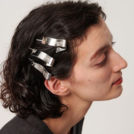 [^ԁF18345000008]GbWbNXڂ䂭heyep̃wAsfUC^p[c܂Ȃ悤ȃj[NȃfUC̃wAs3ZbgB肰Ȃ݊̃S`[tA_ȃJWAo܂B~j{u烍OwA[܂ŁALփX^CɃvXACełBfލheyepiwCbvjuwCbvv͐VNȗťɋP悤ɁAȂ̓ɐVȋP炷Ƃz𖼑Oɍ߂܂B؍Ɠ{lfUCi[̃RrɂĐݏoꂽ̕⊴oA_ŗVѐS郆j[NȃRNVWJĂ܂ByӎzgpEpɉĕtii|[`EATTENTIONJ[hjSđĂAĔ̔łԂ̂ݕԕi\ƂĂ܂BiɁu舵̒ӏvAu\v܂ꍇ́AgpOɕKmFBi摜́A̓p\RȂǂ̉{ɂAۂ̐FƈقȂČꍇ܂B炩߂Bi̐F̖ڈ́AiP̂̉摜QƂBX܂ւ₢킹̍ۂ́ASBEAUTY&YOUTHeX܂܂ŉL̕i/iԂ\tBiFHEYEP MTL LOGO PINS 3SET iԁF18345000008