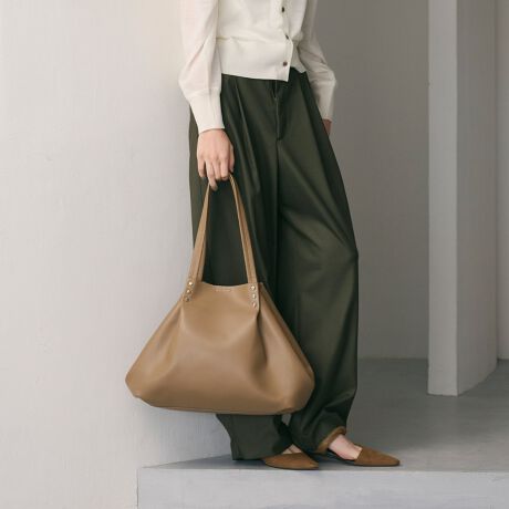 [^ԁF18326000009]tLVuɊAeʂV^g[gobOBfUC肩q^bNfUC|CǵArbOg[gobOBA4m[gPCyXAeʂ̃TCY|CgBydėntAꖇv̂悤ȍvŃVvɎdグ܂BוȂۂ́ATCh̃tbNpăRpNgɌ`ς܂BԌ͊JX[Yȃ}Olbg{^gpA̎[ɕ֗ȓ|PbgtBfޖ{́i\jFv{́ijF|GXeR[fBl[gVvŐꂽfUĆAfC[[Xɂ͂ʋ΂oȂǁA[NX^Cɂd󂵂܂Bꂢ߂ȑJWAbN܂ŁAG߂킸lXȗprɊpACełBE|PbgFI[v|Pbg~1yӎziɁu舵̒ӏvAu\v܂ꍇ́AgpOɕKmFBi摜́A̓p\RȂǂ̉{ɂAۂ̐FƈقȂČꍇ܂B炩߂Bi̐F̖ڈ́AiP̂̉摜QƂB摜̏i̓TvłBX܂ւ₢킹̍ۂ́ASBEAUTY&YOUTHeX܂܂ŉL̕i/iԂ\tBiFBL BY L/L TUCK TT iԁF18326000009