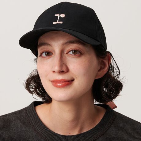 [^ԁF18384000006]WEBWJirepettoWsÑ{炵ۂ̃LbvfUCtgɎ{ꂽuhCjV̎hイڂLbvBK[[ȕ͋C܂ƂobNX^C̃{fBe[͂̈iłB㕔̃AWX^[xgɂTCY߂\B{̂̓x[X{[^ŁAgh̃X|[c~bNX̒Ȃ܂BVvTVcɃfjpc킹tȃR[fBl[gAtF~jȃs[X̑ɃANZgƂăvX̂߂łBrepettoiybgj1947NA[YEybgpɐݗoGpi̐XrepettoB_T[łUttłq[EveB̗v]ɂãuh́A悻60Nɂ킽AnƎƕςʕi𐽎ɎA_T[̐M𓾂ĂV܂łBȃybgAoGV[Y`[tɂ^EV[YA{iIɓWJn߂̂1950NBڋqɂ͑̃ZueB̖AˁA݂AȄ𖣗Ă܂ByӎziɁu舵̒ӏvAu\v܂ꍇ́AgpOɕKmFBi摜́A̓p\RȂǂ̉{ɂAۂ̐FƈقȂČꍇ܂B炩߂Bi̐F̖ڈ́AiP̂̉摜QƂB₢킹̍ۂ́AiCebhA[Y@JX^}[T[rXfXN܂ŉL̕i/iԂ\tBiFby repetto RBN LG CAP@iԁF18384000006 