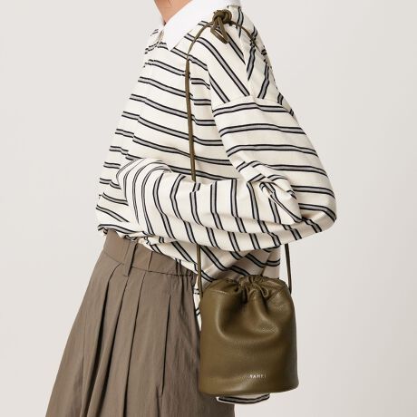 [^ԁF18325000018]YAHKI~j}fUCŐꂽX^ChXgobOfUCƂƏ_炩AKxȌ݂郊AU[gpВ^V_[obOB̂ȂVvȎdlŁAؚȃOXgbv͎΂ߊ|⌨|ȂǃAW\BJWAɃGKgȕ͋C˔bNXŁAfC[ʂȂoV[܂Ŋ􂷂ACełBR[fBl[gI΂Ȃ\ȃubNƁAîۂɓĂI[u2Fpӂ܂Bfޕ\FvF100%YAHKIi[Lj2014NɃX^[gYAHKIBNEƂɂƂȂRłȏɁAxɂƂ߂PĂ炦邱Ƃ肢AfGLIFE𑗂Ă炢Ƃv琶܂܂BVvŃx[VbNȒɂghVѐSsIȃRNV́AfUCi[Ȃłׂ͂̍₩Ȋ܂ByӎziɁu舵̒ӏvAu\v܂ꍇ́AgpOɕKmFBi摜́A̓p\RȂǂ̉{ɂAۂ̐FƈقȂČꍇ܂B炩߂Bi̐F̖ڈ́AiP̂̉摜QƂBX܂ւ₢킹̍ۂ́ASBEAUTY&YOUTHeX܂܂ŉL̕i/iԂ\tBiFYAHKI LTR MINI  DRST iԁF18325000018