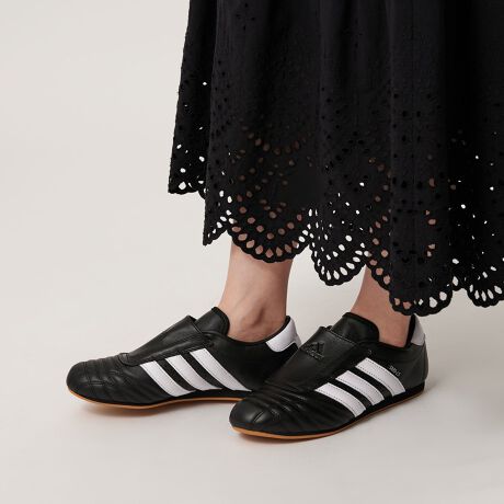 [^ԁF18314000038]Xb|^VNȁadidas OriginalsuTAEKWONDOvfUC̃[cƐ[ւA2000N㏉̃~j}ȃXb|fUCւ̃I}[Waadidas OriginalsuTAEKWONDOieRh[jvBAbp[ɂ̓\tgȃU[̗pA킬ɉfUĆBɂ͔̃o[AEg\[킹A_ȗSn񋟁BOɎ{ׂXeb`ƁAƂX[XgCvXAV[[XJo[I[̖͂܂BfރAbp[FVRv[J[iԁFEWIHTEFJQ4774iJ[FCloud White / Core Black / GumjEBLACKFJQ4775iJ[FCore Black / Cloud White / Gumjadidas OriginalsiAfB_X IWiXj2001NɁAadidaśadidas Originals𐳎ɐݗBOť`gtHCiTrefoiljSAadidas Originals̏ےƂčLFmĂ܂Bt@bVX^CdȂAXg[gEFAƂĂ̑݊BX|[cEFAuhƂĂ̓`؂ȂAɐVl񋟂Ă܂ByӎziɁu舵̒ӏvAu\v܂ꍇ́AgpOɕKmFBi摜́A̓p\RȂǂ̉{ɂAۂ̐FƈقȂČꍇ܂B炩߂Bi̐F̖ڈ́AiP̂̉摜QƂBV[Y̏dʂ́AV[Y{̂̂ݗ̏dʂƂȂ܂Bti͌vɊ܂܂܂BiɕsǂꍇAє̔j܂Ă܂B炩߂BX܂ւ₢킹̍ۂ́ASBEAUTY&YOUTHeX܂܂ŉL̕i/iԂ\tBiFSC AD W TAEKWONDO iԁF18314000038