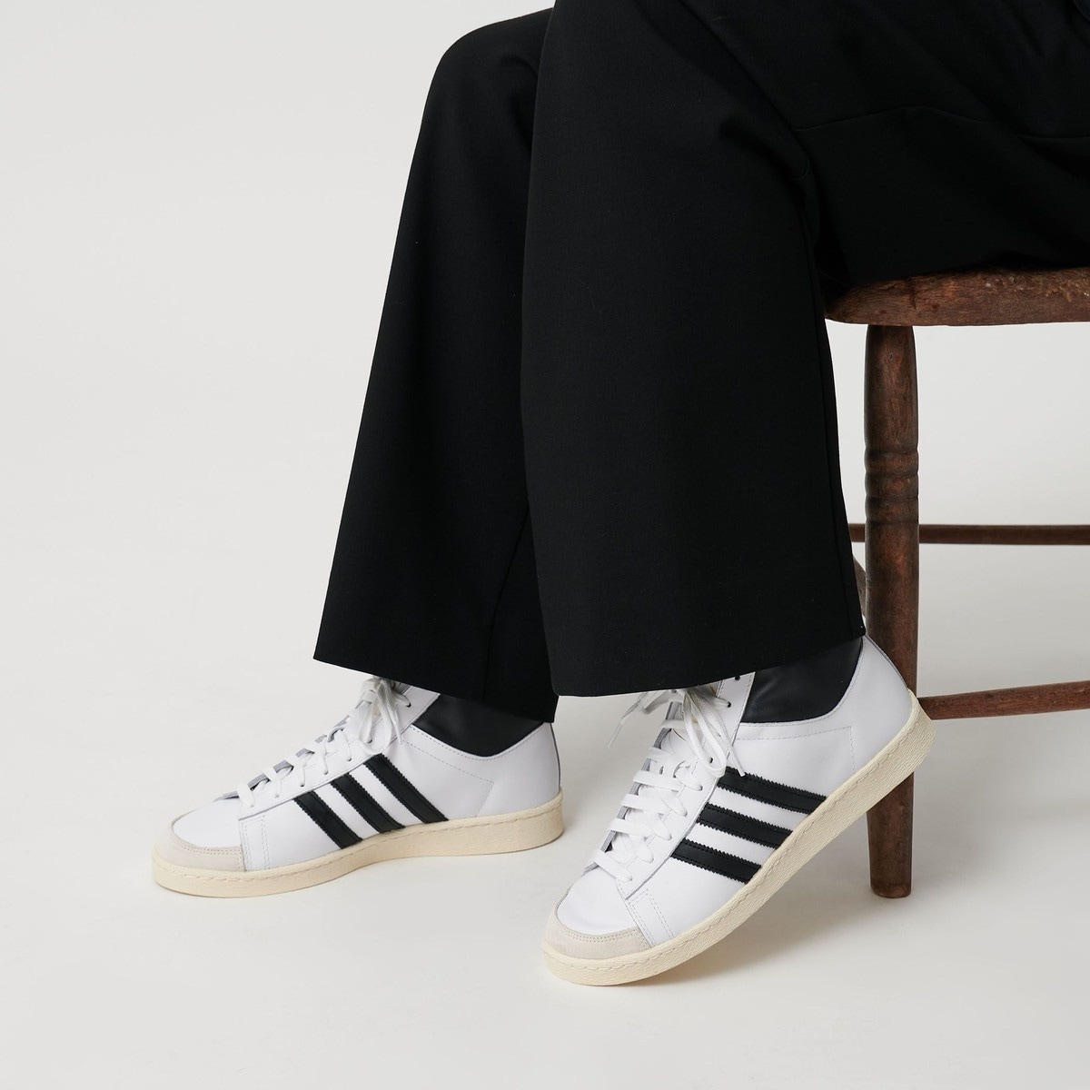 [}C]adidas OriginalsWo[ nC Xj[J[/r[eB[[X iCebhA[YiBEAUTY&YOUTHj WHITE