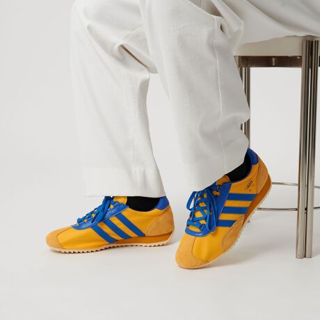 [^ԁF14314000123]70N㖼Xj[J[̌^ɕBuSL 72 PTvfUCSLiX[p[Cgj̖O̒ʂAƂĂ͊vVIȌyʃjOV[YƂ1972Nɒaadidas OriginalśuSL 72vfB̃vg^CvɃI}[WuSL 72 PTvACRjbNȃu[ƃCG[2FWJœoꂵ܂B̋C郌gȘȂ܂A̒ȂɐVN炵ĂꑫłBfލ@ہAVRvASꁡR[fBl[g{gX́Afj`mȂǂ̂߂̃JWApc킹ƍۂoXɁBgbvX⏬ŁAu[CG[̃J[EĂƂɂȂꂽȂɎdオ܂B[J[iԁEYELLOWFJR3638iBold Gold / Bright Royal / Royal BluejECOBALTFJR5701iBright Royal / Wonder White / Off Whitejadidas OriginalsiAfB_X IWiXjadidas OriginalśAadidas̖LȃX|[c̓`ɃCXs[V󂯁A2001NɐݗꂽXg[gX|[cEFAuhłBadidas̗jpȂAX|[cɂMOnÃ[XJ`[ɔfv_NgʂāAuh̃KV[iĂ܂B1972Nɏ߂ĎgpꂽACRjbNȃgtHCSV{}[NɁANGCeBu ȐlXɎxĂAfB_X IWiX́AXg[gJ`[ɌX|[cEFAuh̃pCIjAƂē؂J܂ByӎziɁu舵̒ӏvAu\v܂ꍇ́AgpOɕKmFBi摜́A̓p\RȂǂ̉{ɂAۂ̐FƈقȂČꍇ܂B炩߂Bi̐F̖ڈ́AiP̂̉摜QƂBV[Y̏dʂ́AV[Y{̂̂ݗ̏dʂƂȂ܂Bti͌vɊ܂܂܂BiɕsǂꍇAє̔j܂Ă܂B炩߂BX܂ւ₢킹̍ۂ́ASBEAUTY&YOUTHeX܂܂ŉL̕i/iԂ\tBiFadidas SL 72 PT iԁF14314000123