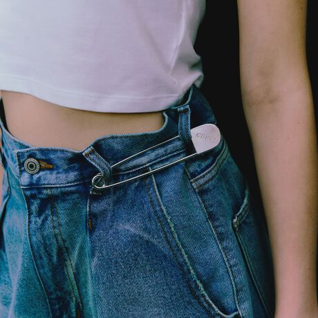 [^ԁF18465000008]LAPUIS傫߂̃TCYW߂sANZT[fUCSbZ[W󂵂aVȃfUCۓIȃsACeBS[hJ[ɂ́gspecialhAVo[J[ɂ́genjoyhƁA|CgŃbZ[W{Ă܂BR[fBl[g̃ANZgƂău[`̂悤ɐgɒAobO`[L[`F[ƂĂLłiBP̂ŕt̂͂AL[z_[Ƃ̏d˕t͓IłBfށF^JEGOLDFK18bLESILVERFSILVER925bLLAPUISisCjBBʂB}eAƋȐDȂBRȃA[g̃CXs[Vɑ@ׂŁAAƗm̒ɘȂޑ݂ł肽ByӎziɁu舵̒ӏvAu\v܂ꍇ́AgpOɕKmFBi摜́A̓p\RȂǂ̉{ɂAۂ̐FƈقȂČꍇ܂B炩߂Bi̐F̖ڈ́AiP̂̉摜QƂBX܂ւ₢킹̍ۂ́ASBEAUTY&YOUTHeX܂܂ŉL̕i/iԂ\tBiFLAPUIS MSG BIG PIN iԁF18465000008