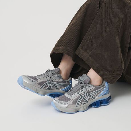 [^ԁF18315000005]asics_炩ȃJ[OȂX^CbVȖ͂uGEL-KINETIC FLUENTvfUCA[JCũjOV[YCXs[V󂯁ÃeNmW[ōč\zuGEL-KINETIC FLUENTvBAbp[\ɂ́A2010N̂܂܂ȃjOV[Ÿӏgݍ킹ăfUCvfƂĎ܂B`IȃfBe[Iȃ}eAŕ\A݊̂ꑫBڂ䂭\[̃ANZgR[fBl[g_Ȉۂɓ܂BfރAbp[FlHvA@ہA[J[iԁEMD.GRAYF1203A591.025iClay Grey/Steel GreyjEDK.GRAYF1203A591.024iGraphite Grey/Pure SilverjEBEIGEF1203A591.102 iWhite/MarzipanjASICS SportStyleiAVbNXX|[cX^CjInspired by sportA defined by style.AVbNXX|[cX^ĆAX|[ceNmW[CtX^C֒ĂASICSuh̃JeS[BNANeBuȓ퐶̊ł悤ɂ邱Ƃڎw܂ByӎziɁu舵̒ӏvAu\v܂ꍇ́AgpOɕKmFBi摜́A̓p\RȂǂ̉{ɂAۂ̐FƈقȂČꍇ܂B炩߂Bi̐F̖ڈ́AiP̂̉摜QƂBV[Y̏dʂ́AV[Y{̂̂ݗ̏dʂƂȂ܂Bti͌vɊ܂܂܂BiɕsǂꍇAє̔j܂Ă܂B炩߂BX܂ւ₢킹̍ۂ́ASBEAUTY&YOUTHeX܂܂ŉL̕i/iԂ\tBiFSC*ASICS GL KNTCFLUENT iԁF18315000005