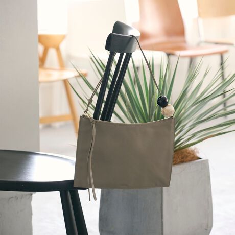 [^ԁF18324000020]Âȑ݊ŁA肰ȂR[fBl[gĂ遃WUHAUS̃obOfUC_炩̂郌U[gp~j}fUC̃V_[obOBO\ȑ傫߂̃{[`[tANZgɂꂽfUC͂łB}`̂ȂƂtH́AfC[炨dAʂȂo܂ŕLV[ŊBJWAtF~j܂ŃVvȑX^CbVȈۂɓĂACełBfދvWUHAUSiE[nEXj2012Nɐݗꂽ{̃U[ObYuhBZgEZgE}[`Yog̃fUCi[ALing WuɂđnABe[W̊ꂽobOɃfUCĂ܂BWUHAUS̓NẃAu^CXvu@\IvuivBfUC̓~j}T߂łȂApقǂɖ킢̂Â؂ɂĂ܂ByӎziɁu舵̒ӏvAu\v܂ꍇ́AgpOɕKmFBi摜́A̓p\RȂǂ̉{ɂAۂ̐FƈقȂČꍇ܂B炩߂Bi̐F̖ڈ́AiP̂̉摜QƂBX܂ւ₢킹̍ۂ́ASBEAUTY&YOUTHeX܂܂ŉL̕i/iԂ\tBiFBL WUHAUS LTR SQU BALLSD iԁF18324000020