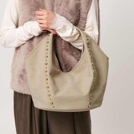 [^ԁF18326000006]ƂtHɃX^bY̑gݍ킹ڂ䂭V_[obOfUCkobN̍vɁAX^bYANZgIɔzfUCVNȃobOBgĥ郏V_[^CvŁA|\ȑ傫͖́BTCh܂肱ނƂŌ`ςAו̗ʂAR[fBl[g͋̕Cɍ킹Ċy߂܂B_aȃJ[OŁA܂܂ȃX^Cɓ݂₷i`ƁAVo[J[̃X^bY肰Ȃ݊𔭊I[u2F̂pӂłBfޖ{́FvR[fBl[gV[Y[hofފŁAJbg\[AuEXȂǔ̂̃gbvXĂ܂Bۂ݂̂郋bNX́AC|Cg̃s[XƂDoXBE|PbgF2iI[v|Pbg~1AWbv|Pbg~1jyӎzE˓ĕۊǂĂBfޓAG▀CɂFɂӂBiɁu舵̒ӏvAu\v܂ꍇ́AgpOɕKmFBi摜́A̓p\RȂǂ̉{ɂAۂ̐FƈقȂČꍇ܂B炩߂Bi̐F̖ڈ́AiP̂̉摜QƂBX܂ւ₢킹̍ۂ́ASBEAUTY&YOUTHeX܂܂ŉL̕i/iԂ\tBiFBL BY STUDS ONE/H SD iԁF18326000006