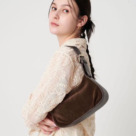 [^ԁF18326000011]VvfUCŁA܂܂ȃV[ɊYV_[obOfUCgh̃n[t[^ɁACh̃V_[Xgbv̗pobOBGꉟ̃XG[hfނgpA~j}ŃX^CbVȕ͋CɎdグ܂B͑߂̃xgdlŁAp镞݂̌ɂăTCY\BJWAȃR[fBl[gAtF~jȑ܂Ń}b`銈̏ꂪiłBfޕ\nFviXG[hjAviX[XjnF|GXeR[fBl[gXG[hƍṽRrl[V͏iȈۂɓ܂BTɃfj̃tȃX^Cɂ炵ANZgĂACełByӎzfޓAG▀CɂFɂӂBE˓ĕۊǂĂBiɁu舵̒ӏvAu\v܂ꍇ́AgpOɕKmFBi摜́A̓p\RȂǂ̉{ɂAۂ̐FƈقȂČꍇ܂B炩߂Bi̐F̖ڈ́AiP̂̉摜QƂBX܂ւ₢킹̍ۂ́ASBEAUTY&YOUTHeX܂܂ŉL̕i/iԂ\tBiFBL BY SD MOON W/BLT O/SD iԁF18326000011