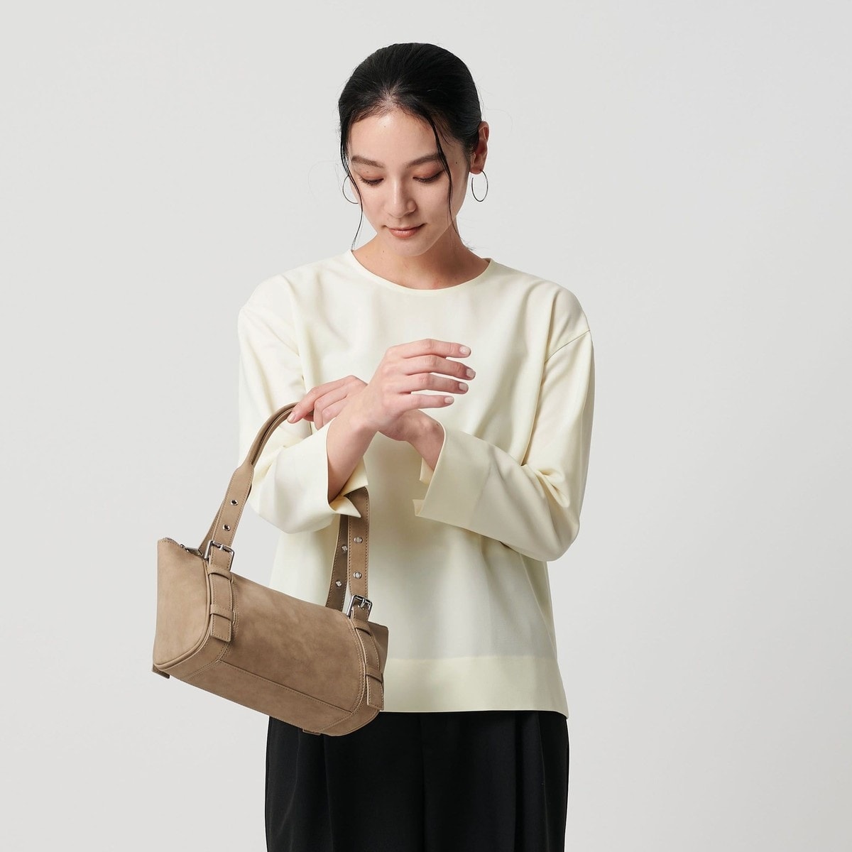 [�}���C]�yWEB���� Wardrobe DAILY MINIMAL�z�N���[�l�b�N�u���E�X �E�H�b�V���u��/�r���[�e�B�[�����[�X ���i�C�e�b�h�A���[�Y�iBEAUTY&YOUTH�j OFF WHITE