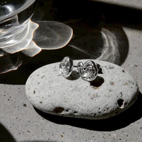 [^ԁF18335000003]Soierieɉ؂€Y郂_ȃ[Y`[tsAXfUCoÔ̗ɂs\uRose seriesṽsAXBɎ܂鏬ԂȃTCYȂA̓Iő@ׂȃo`[t݊𔭊iłBfC[R[fɂރVo[J[́AJWAtF~jȑ܂Ń}b`BRoseV[ỸC[JtlbNXƂ̃RrÂ߂łBfސ^Ji⃁bLj|XgALb`FXeXEV[YŃlbNX̂pӂ܂BiΏەiԁF18335000002jEV[YŃsL[Ôpӂ܂BiΏەiԁF18335000004jEV[YŃJtÔpӂ܂BiΏەiԁF18335000005jEV[YŃC[Jt̂pӂ܂BiΏەiԁF18335000006jSoieriei\[j2009NX^[gARX`[WG[uhSoierieBuh̓tXɂ錦̎YnRĂAߋƖAّfނȂǑvfDWG[邱ƂAgahuhRZvgƂĂ܂BɗmƂ̃X^COӎAp̃oXvZv_NgĂRX`[WG[łBWG[ɂāAmƂՓIȕɋƋP点Ɗ肢삵Ă܂Byӎz\ʂɏȉ݂ACÂ悤Ȃ݂̂ꍇ܂A͉H̓㔭̂ŁAsǕił͂܂̂ł炩߂B̓R[eBOH̏î߁A̍ۂ̓Kl@Ȃǂ̏_炩zŊ@ĂBVo[Ȃǂ̌ܓ̃NXŖAVo[î́AR[eBO򉻂vƂȂ܂̂łTBiɁu舵̒ӏvAu\v܂ꍇ́AgpOɕKmFBi摜́A̓p\RȂǂ̉{ɂAۂ̐FƈقȂČꍇ܂B炩߂Bi̐F̖ڈ́AiP̂̉摜QƂBX܂ւ₢킹̍ۂ́ASBEAUTY&YOUTHeX܂܂ŉL̕i/iԂ\tBiFBL SOIERIE ROSE SMALL P iԁF18335000003