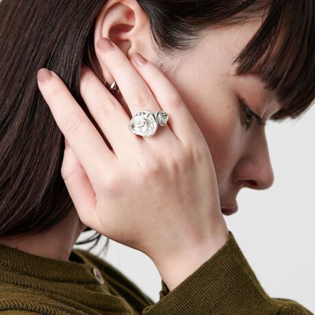 [^ԁF18335000005]SoierieJWAhXAbv܂Ń_ȉ؂₩ĂJtOfUCoÔ̗ɂs\uRose seriesṽJtOB@ׂŗ̓Iȃo`[tAwɊtč炢Č悤ɃfUCĂ܂BOƂĂłȂJC[JtƂĂpł2WAYdlB݊̂ACe͂gpɂ͂AMtgɂBfސ^Ji⃁bLjEV[YŃlbNX̂pӂ܂BiΏەiԁF18335000002jEV[YŃsAX̂pӂ܂BiΏەiԁF18335000003jEV[YŃsL[Ôpӂ܂BiΏەiԁF18335000004jEV[YŃC[Jt̂pӂ܂BiΏەiԁF18335000006jSoieriei\[j2009NX^[gARX`[WG[uhSoierieBuh̓tXɂ錦̎YnRĂAߋƖAّfނȂǑvfDWG[邱ƂAgahuhRZvgƂĂ܂BɗmƂ̃X^COӎAp̃oXvZv_NgĂRX`[WG[łBWG[ɂāAmƂՓIȕɋƋP点Ɗ肢삵Ă܂ByӎziɁu舵̒ӏvAu\v܂ꍇ́AgpOɕKmFBi摜́A̓p\RȂǂ̉{ɂAۂ̐FƈقȂČꍇ܂B炩߂Bi̐F̖ڈ́AiP̂̉摜QƂBX܂ւ₢킹̍ۂ́ASBEAUTY&YOUTHeX܂܂ŉL̕i/iԂ\tBiFBL SOIERIE ROSE CF/RING iԁF18335000005