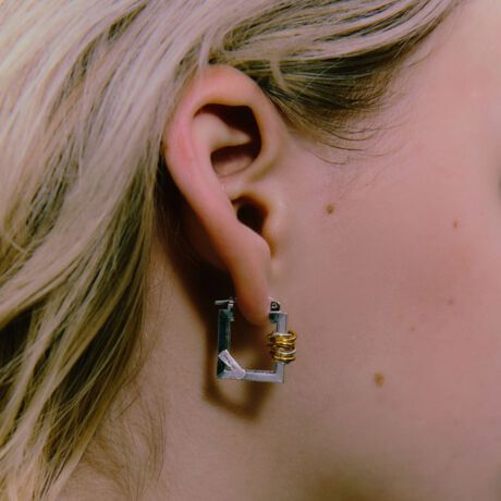 [^ԁF18335000160]LAPUISV[vȃt[fUC͂̃sAXfUClpt[ɃRC`[tgݍ킹fUCڂ䂭sAXB肰ȂzL[rbNWRjAPÄۂĂ܂BTVcɃChpc킹JWAȑɂ͂A[hȒȂ̃ANZgƂĂBgɒ邾ŁAfC[X^C؂₩ɎdグĂiłBfގA^JAL[rbNWRjAAXeXi|XgjS[hJ[FK18bLVo[J[FSILVER925bLEV[ỸOpӂĂ܂BiΏەiԁF18335000159jLAPUISisCjBBʂB}eAƋȐDȂBRȃA[g̃CXs[Vɑ@ׂŁAAƗm̒ɘȂޑ݂ł肽ByӎziɁu舵̒ӏvAu\v܂ꍇ́AgpOɕKmFBi摜́A̓p\RȂǂ̉{ɂAۂ̐FƈقȂČꍇ܂B炩߂Bi̐F̖ڈ́AiP̂̉摜QƂBX܂ւ₢킹̍ۂ́ASBEAUTY&YOUTHeX܂܂ŉL̕i/iԂ\tBiFLAPUIS COIL SQU FRAME P iԁF18335000160