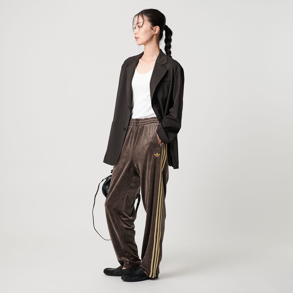 アディダス ファイアーバードベロアダークブラウン トラックパンツ adidas Originals＞ファイヤーバード ベロアトラックパンツ