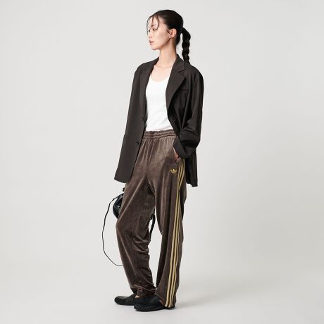 [^ԁF16144000003]WEBJ[(DK.GREEN)adidas OriginalsOWA[ŃNVbNȃxAgbNpcfUCxǍ򊴂Ȃ̃ANZgɂȂ遃adidas Originals̃gbNpcBTCh̃X[XgCvXƃgtHCShJȂǁAt@C[o[h݂̃fBe[Ă܂BTChɂ͈ŜWbv|PbgƃEGXg͒\ȃh[R[htBoɂ͂Ał̃bNX^Cɂ߂łBR[fBl[gTVcp[J[Ȃǂ̃JWAACeȊOɂAlۂWPbgVcA[t@[Y~bNXX^CЁBEV[ỸgbvXiΏەiԁF16274000003j܂Badidas OriginalsiAfB_X IWiXj2001NɁAadidasadidas Originals𐳎ɐݗBOť`gtHCiTrefoiljSAadidas Originals̏ےƂčLFmĂ܂Bt@bVX^CdȂAXg[gEFAƂĂ̑݊BX|[cEFAuhƂĂ̓`؂ȂAɐVl񋟂Ă܂ByӎzDK.GREEN̂WEBJ[ƂȂ܂BiɁu舵̒ӏvAu\v܂ꍇ́AgpOɕKmFBi摜́A̓p\RȂǂ̉{ɂAۂ̐FƈقȂČꍇ܂B炩߂Bi̐F̖ڈ́AiP̂̉摜QƂBX܂ւ₢킹̍ۂ́ASBEAUTY&YOUTHeX܂܂ŉL̕i/iԂ\tBiFadidas FB  VELOUR TP iԁF16144000003