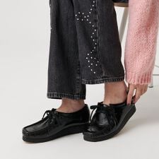 【国内EXCLUSIVE】＜Clarks Originals＞エナメル ワラビーブーツ