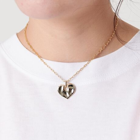 [^ԁF18336000039]R[fBl[g߂ĂAJWAȃ[h̃n[glbNXfUC傫ȃn[g`[tZ߂̃`F[ɂ݊̂lbNXBn[g`[t̕\ʂ͒@悤ȎۓIŁA_ȃ[hɎdグ܂BlbNCɈ炵vXACéAMtgɂ߂łBR[fBl[gjAX̂郂`[t́AJWAR[fƍDBTXEFbgɃtF~jȃANZgĂ͂AVvȃs[XɂPY܂BEV[YŃsAX̂pӂ܂BiΏەiԁF18336000038jyӎziɁu舵̒ӏvAu\v܂ꍇ́AgpOɕKmFBi摜́A̓p\RȂǂ̉{ɂAۂ̐FƈقȂČꍇ܂B炩߂Bi̐F̖ڈ́AiP̂̉摜QƂBX܂ւ₢킹̍ۂ́ASBEAUTY&YOUTHeX܂܂ŉL̕i/iԂ\tBiFBLM BY TTK HEART NL iԁF18336000039