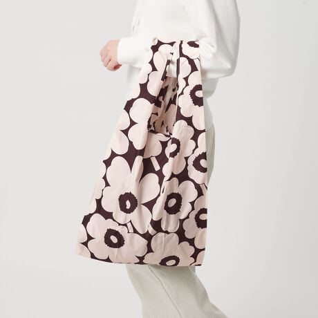 [^ԁF18324000011]marimekkõACRÍ݂uUnikkovCpNĝAWAg[gobOfUCS悤ȐFʂ́uUnikkovpg[gobOBVbsOobO璅z𓾂fUCŁAPig͂GRobOƂĂd󂵂܂BRpNgɐ܂߂pbJudl̂߁AsȂǂ̃TuobOƂĂ߂łBfރ|GXe100marimekkoi}bRjtBh\t@bVACeAAG݂舵1951NnƂ̐n[J[marimekkoBFƂǂJtȃACeE̕爤Ă܂ByӎziɂA̔zu摜ƈقȂꍇ܂B͂pӂł˂܂̂ł炩߂BiɁu舵̒ӏvAu\v܂ꍇ́AgpOɕKmFBi摜́A̓p\RȂǂ̉{ɂAۂ̐FƈقȂČꍇ܂B炩߂Bi̐F̖ڈ́AiP̂̉摜QƂBX܂ւ₢킹̍ۂ́ASBEAUTY&YOUTHeX܂܂ŉL̕i/iԂ\tBiFBL MRMK AS SMRT UNIKO iԁF18324000011