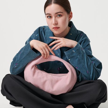 [^ԁF18326000010]n[t[VGbg炵V_[obOfUCۂ݂̂锼^̃tHۓIȁAV_[obOBꌩԂł͂ȂAɃ^bN񂹂ĉוƖcގdlɂȂĂAڈȏ̎[͂˔Ă܂BԂŎg̗ǂubNɉAG}J[̃CgsNpӂ܂BubN̓X[XU[AsNɂ̓XG[hgpAFɂĂƕ͋Cς̂|CgłBfޕ\nFvnF|GXe100R[fBl[g~j}ȃfUCȂƓȑ݊ACéAŃV[Y[h𐷂グĂ܂BXEFbgȂǃJWAȃACeA}jbVȃWPbgX^C܂ŁAR[fI΂􂵂܂BE|PbgF2iI[v|Pbg~1AWbv|Pbg~1jyӎzfޓAG▀CɂFɂӂBiɁu舵̒ӏvAu\v܂ꍇ́AgpOɕKmFBi摜́A̓p\RȂǂ̉{ɂAۂ̐FƈقȂČꍇ܂B炩߂Bi̐F̖ڈ́AiP̂̉摜QƂB摜̏i̓TvłBX܂ւ₢킹̍ۂ́ASBEAUTY&YOUTHeX܂܂ŉL̕i/iԂ\tBiFBL BY MOON TUCK MINI SD iԁF18326000010