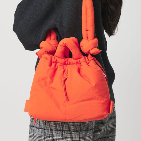 [^ԁF18474000008]WEBWJi܂܂ȃAWOLENDuONAv̈菬ȃTCYoꁡfUCpbh̑fނgpA\tgȃbNXۓIȁOLEND\郂fuONAṽRpNgTCYBnhobOƂĂ͂AV_[obOAobNpbNƂĂg3WAYdlBg̑̌^EFǍ݂ɍ킹āAV_[Xgbv̌іڂ̈ʒuςĒ\łBʋ΁Eʊw̕igAo܂ŕLV[ŊBꂢȃJ[ƂӂƂVGbgŁAR[fBl[gɃj[NȃANZgĂACełBfރiC[J[J[ENATURALFSANDEORANGEFCORALECOBALTFCOBALT BLUEOLENDiIhj2012NɁAXyC̃oZiŒauhBfUC̍iǋyAql֍ō̑̌͂邱Ƃbg[ɂĂ܂ByӎzïꕔfUCEdlp^[ύXɔӎi̎dlfUC͗\ȂύX邱Ƃ܂BfڂĂ摜ƃSfUCقȂꍇ܂B̍ہASfUCIтƂ͂ł܂BTCY⏤isɂ邲̍ۂAlɃSfUCIтƂ͂ł܂BiɁu舵̒ӏvAu\v܂ꍇ́AgpOɕKmFBi摜́A̓p\RȂǂ̉{ɂAۂ̐FƈقȂČꍇ܂B炩߂Bi̐F̖ڈ́AiP̂̉摜QƂB₢킹̍ۂ́AiCebhA[Y JX^}[T[rXfXN܂ŉL̕i/iԂ\tBiFOLEND CMPCT ONA SOFT B iԁF18474000008