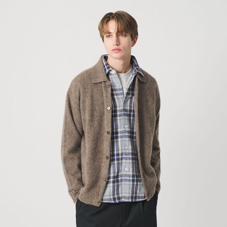 [^ԁF12281000012]VvȃfUCAN̏㎿ȑfފĂBRȐFƏ_炩ȔGŁA~̃X^CɉBfUCnтɐ郄N̖тgpAt@[HŃwA[ȎɎdグjbgBƐɂ̓u҂݂ł͂ȂA{fBƓgDɃXgb`҂ݍނƂŁAƂۂɁBVĉ悤ȊołƒAꂽfUCłBfޕW̍nɐ郄N̖тɂA㎿ȃNjbgBȂ߂炩ŔG肪ǂAt@[HɂĂӂƂё̂鎿ɁBVRfނȂł͂̉ƃOWA[AH~̒Ȃiグ܂BR[fBl[gVvȃfUCƃwA[Ȏ▭Ƀ}b`ALACeƍDB_炩Ĝ߁ATVcVc̏ɉHDĂKɂp܂BXbNXC[W[pcƍ킹΁AiŗJWAX^CBR[gWPbg̃Ci[gɂKĂA񂵗͂̍ꖇłBhNhgpjbg͉L̂pӂ܂BEubVh N N[lbN jbgiΏەiԁF12131000029jEubVh N jbg WPbgiΏەiԁF12281000012j============================FȂ򊴁FȂPA@FhCN[jO============================yӎziɁu舵̒ӏvAu\v܂ꍇ́AgpOɕKmFBi摜́A̓p\RȂǂ̉{ɂAۂ̐FƈقȂČꍇ܂B炩߂Bi̐F̖ڈ́AiP̂̉摜QƂBX܂ւ₢킹̍ۂ́ASBEAUTY&YOUTHeX܂܂ŉL̕i/iԂ\tBiFSC BRUSHED YAK PL JKT iԁF12281000012