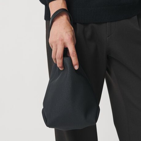 [^ԁF14321000003]gEmboss Bag SeriesiG{XobOV[Yjhɋzt悤ȂƂƂvɑ@ׂȃG{XH{obOV[YBȂ₩ȎGƍT߂Ȍ򂪏ioA܂ŃLoXn̂悤ɓɎRƂƂޘȂ܂łBJ[̓VbNȃubÑg[ƁAxgŃANZgoCJ[2FWJB߂̃|CguɓށAD̂悤Ȏvu}Al̗܂Ƃ͋CvuubNœꂵg[AuEfoCJ[2FWJvfUCG{XHݏo炩ȕ\ƁAقǂ悭͂̔Ȃ₩Ȏ́BnhւɒʂBEAUTY&YOUTHł͒ԐlC̃tHłBɂ̓Wbvt|PbgOɔAMdi⏬̐₷fUCBfC[ɋC킸gAigɂ傤ǂnhobOłBfޑ@ׂŋKIȃG{XH{ꂽv́A܂ŖȐD̂悤Ȑe݂₷Ă܂BR[fBl[gꂢ߂JWA܂ŁALX^CɂƓނЂƕiBĒgꂷAقǂ悢g芴hcĎƁA茳ɎRȔ܂܂============================PA@FnсAؖуuVŃubVOAłizŉAhXv[邱ƂŝAh============================yӎziɁu舵̒ӏvAu\v܂ꍇ́AgpOɕKmFBi摜́A̓p\RȂǂ̉{ɂAۂ̐FƈقȂČꍇ܂B炩߂Bi̐F̖ڈ́AiP̂̉摜QƂBX܂ւ₢킹̍ۂ́ASBEAUTY&YOUTHeX܂܂ŉL̕i/iԂ\tBiFSC EMBOSS FORM POUCH iԁF14321000003