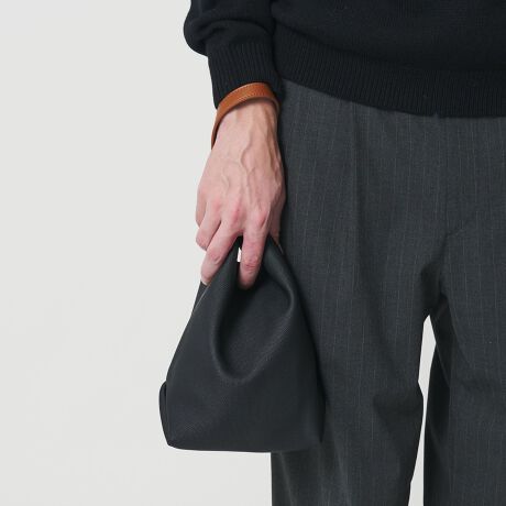 [^ԁF14321000003]gEmboss Bag SeriesiG{XobOV[Yjhɋzt悤ȂƂƂvɑ@ׂȃG{XH{obOV[YBȂ₩ȎGƍT߂Ȍ򂪏ioA܂ŃLoXn̂悤ɓɎRƂƂޘȂ܂łBJ[̓VbNȃubÑg[ƁAxgŃANZgoCJ[2FWJB߂̃|CguɓށAD̂悤Ȏvu}Al̗܂Ƃ͋CvuubNœꂵg[AuEfoCJ[2FWJvfUCG{XHݏo炩ȕ\ƁAقǂ悭͂̔Ȃ₩Ȏ́BnhւɒʂBEAUTY&YOUTHł͒ԐlC̃tHłBɂ̓Wbvt|PbgOɔAMdi⏬̐₷fUCBfC[ɋC킸gAigɂ傤ǂnhobOłBfޑ@ׂŋKIȃG{XH{ꂽv́A܂ŖȐD̂悤Ȑe݂₷Ă܂BR[fBl[gꂢ߂JWA܂ŁALX^CɂƓނЂƕiBĒgꂷAقǂ悢g芴hcĎƁA茳ɎRȔ܂܂============================PA@FnсAؖуuVŃubVOAłizŉAhXv[邱ƂŝAh============================yӎziɁu舵̒ӏvAu\v܂ꍇ́AgpOɕKmFBi摜́A̓p\RȂǂ̉{ɂAۂ̐FƈقȂČꍇ܂B炩߂Bi̐F̖ڈ́AiP̂̉摜QƂBX܂ւ₢킹̍ۂ́ASBEAUTY&YOUTHeX܂܂ŉL̕i/iԂ\tBiFSC EMBOSS FORM POUCH iԁF14321000003