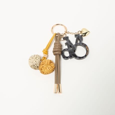 [^ԁF18465000012]WEBWJiVIOLAdfOROLb`[ȃJ[Oő݊`[fUCIWĩuhSp[ctAJtŗVѐŜobO`[B||`[t⃌U[R[hAԂȃn[g`[gݍ킹݊̂郋bNXŁA̃obOɃANZgvX܂BJritdlŁAg[gV_[obOȂǂ܂܂ȃobOɎt̂ꂵ|CgBJ[Ƃɕ͋CقȂA蕨ƂđIԂ̂yACełBfރANA|E^A|GXeAVIOLAdfOROiBIh[jƂɈ؂ɈAĎ̃X^ĈɌłȂAȑ݂łė~Ƃ肢߂ĂuhVIOLAdfOROB炵cAzƂÃX^CĂ鏗z`Ȃ琻sĂB㎿ȑfނŃgfBViȒɂ{̃GbZXDfUC͂łByӎziɁu舵̒ӏvAu\v܂ꍇ́AgpOɕKmFBi摜́A̓p\RȂǂ̉{ɂAۂ̐FƈقȂČꍇ܂B炩߂Bi̐F̖ڈ́AiP̂̉摜QƂB₢킹̍ۂ́AiCebhA[Y@JX^}[T[rXfXN܂ŉL̕i/iԂ\tBiFby VIOLA POMPOM LG CHAM iԁF18465000012