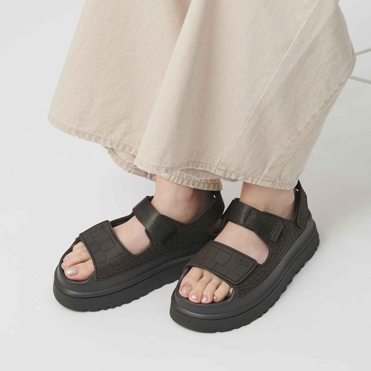 UGG＞ゴールデングロウ エンボスド サンダル | ビューティー＆ユース