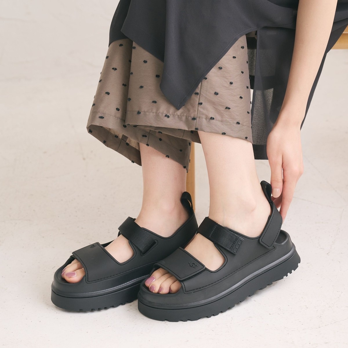 [�}���C]��UGG���S�[���f���O���E �T���_��/�r���[�e�B�[�����[�X ���i�C�e�b�h�A���[�Y�iBEAUTY&YOUTH�j BLACK