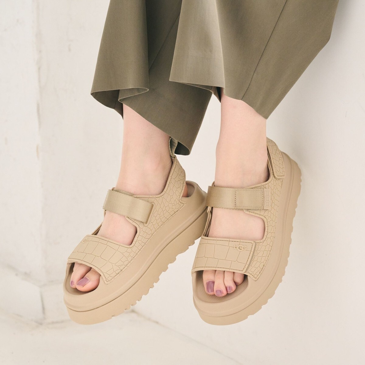 国内EXCLUSIVE】＜UGG＞ゴールデングロウ エンボスド サンダル