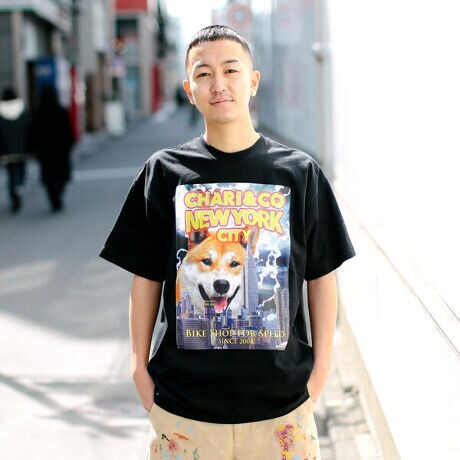 CHARI＆CO ／ SHIBA ON THE CITY Tシャツ 