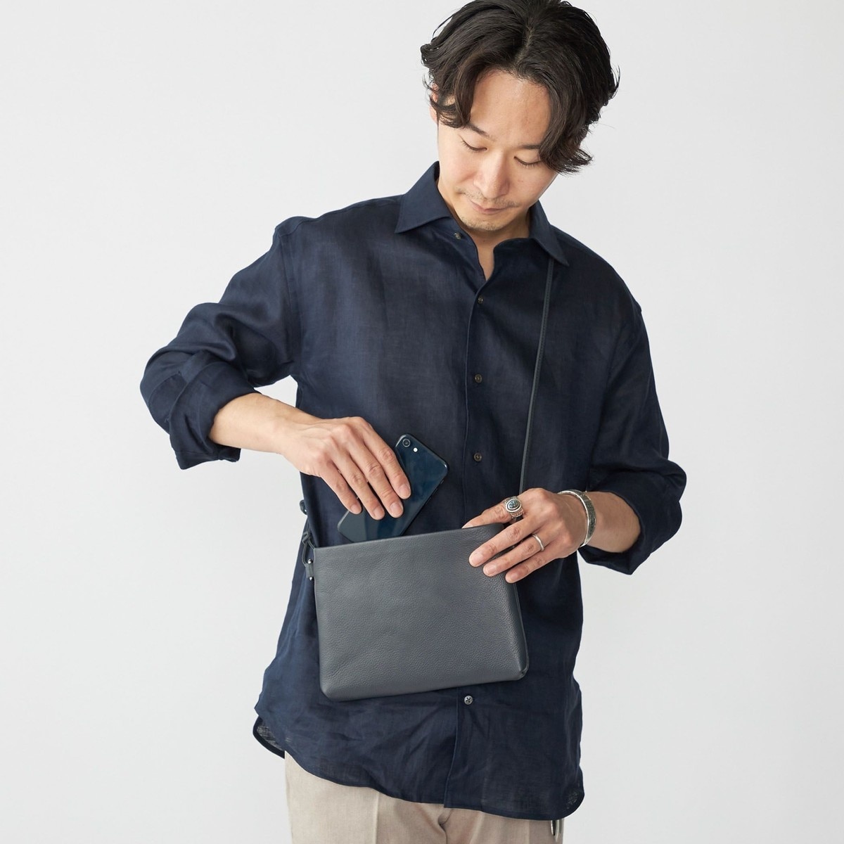 SHIPS: スマート レザー サコッシュ バッグ　ショルダーバッグ　ブラック SHIPS: スマート レザー サコッシュ バッグ | シップス(SHIPS