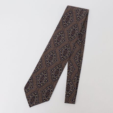 [^ԁF118270105]Stefano cau(Xet@mEJE)SHIPSʒvglN^CyfUCzV[Y̓Xet@mJE̎A[JCuubNACfBAoeBbNȂǂ𒆐Sɑ̃p^[ZNgAA[JCuɂ͂ȂJ[O̗v]sIȗvf̋CibvɁBBe[W̃vgp^[甲AVɃfUC쐬AqCC[Wvg͔ɓIŁA_Gȃp^[͓ɃBe[WtB[Ő{ɎdオĂ܂BGȃvgp^[Čł̂Xet@mEJĚolƎ͂̍f܂ByX^COzñX[cVcȂǃVvȃACeɉfvg^CByStefano cauz(Xet@mEJE)C^A@ێYƂ̐nAR̒nŁANꗬuh̃lN^C̃eLX^C肪ĂhXE͎̎ҁAR܂AR炿́uStefano cau(Xet@mEJE)vB25NԁAE҂ɂĔ|ꂽoA2008NĎg̖uh𗧂グ܂ByӎzipׂɁAAeV^OEl[KmF̏Ap͂舵Bi͂܂炷ɔz炨oBԂ̂܂܂ɂ܂Ƃ̌ƂȂ܂Buݎv́A匕̗ɂ鎅̂ƂŁAlN^CԍہA̎Ƃŗ͂𕪎UADƃlN^Ĉ̐n̔jh܂Bɓ荞ł邱Ƃ܂BBBeɂ̓p\REX}[gtHȂǂ̉{ɂāAۂ̐FƈقȂČꍇ܂Bi̐F͏iP̂ŎBe摜QƂB摜̏i̓TvłBۂ̏iƎdlAHATCY኱قȂꍇ܂B