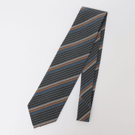 [^ԁF118270106]Stefano cau(Xet@mEJE)SHIPSʒvglN^CyfUCzV[Y̓Xet@mJE̎A[JCuubNACfBAoeBbNȂǂ𒆐Sɑ̃p^[ZNgAA[JCuɂ͂ȂJ[O̗v]sIȗvf̋CibvɁBBe[W̃vgp^[甲AVɃfUC쐬AqCC[Wvg͔ɓIŁA_Gȃp^[͓ɃBe[WtB[Ő{ɎdオĂ܂BGȃvgp^[Čł̂Xet@mEJĚolƎ͂̍f܂ByX^COzñX[cVcȂǃVvȃACeɉfvg^CByStefano cauz(Xet@mEJE)C^A@ێYƂ̐nAR̒nŁANꗬuh̃lN^C̃eLX^C肪ĂhXE͎̎ҁAR܂AR炿́uStefano cau(Xet@mEJE)vB25NԁAE҂ɂĔ|ꂽoA2008NĎg̖uh𗧂グ܂ByӎzipׂɁAAeV^OEl[KmF̏Ap͂舵Bi͂܂炷ɔz炨oBԂ̂܂܂ɂ܂Ƃ̌ƂȂ܂Buݎv́A匕̗ɂ鎅̂ƂŁAlN^CԍہA̎Ƃŗ͂𕪎UADƃlN^Ĉ̐n̔jh܂Bɓ荞ł邱Ƃ܂BBBeɂ̓p\REX}[gtHȂǂ̉{ɂāAۂ̐FƈقȂČꍇ܂Bi̐F͏iP̂ŎBe摜QƂB摜̏i̓TvłBۂ̏iƎdlAHATCY኱قȂꍇ܂B