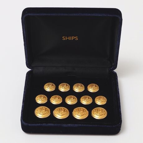 [^ԁF119030012]u50th ANNIVERSARY ITEMv50NLOAXyVȕʒACepӂ܂BSHIPS DRESSʒ Waterbury SHIPSGu `[t ^{^ZbgyfUCEdlz50NLOăAJ́uWaterbury(EH[^[o[)vɈ˗ASHIPS̃GuɃ^{^𐻍Bׂ܂ōS`dオƂȂ܂ByWaterbury Button Companyz(EH[^[o[)AJARl`JbgBɂ1812NnƂWaterbury Button Company(EH[^[o[)B̃EH[^o[Ђ݂͌łAJ̗lXȐpARp̃{^葱Ă܂AJŗLȃuh̃uU[ɂEH[^[o[Ђ̃{^gĂ܂ByӎzipׂɁAAeV^OEl[KmF̏Ap͂舵BBeɂ̓p\REX}[gtHȂǂ̉{ɂāAۂ̐FƈقȂČꍇ܂Bi̐F͏iP̂ŎBe摜QƂB摜̏i̓TvłBۂ̏iƎdlAHATCY኱قȂꍇ܂B