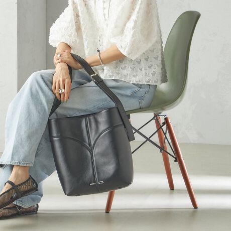 [^ԁF310041228]\25SS\A4TCY[dɂfC[ɂ߂̃obOA4TCY傫̎g̗ǂV_[obOBOʂ̋Ȑŏ_炩\plfUCƃT[Np[cgp`[2025SS NUCLẼVOl`[ƂȂĂAɂ͂ȂNUCLE̐EςoĂĂ܂B₢킹iԁF310-04-1228V[Y܂BNUCLE: FIOREiiԁF310-04-1226jNUCLE: KAYiiԁF310-04-1227jyNUCLEzikNj_炩Ƌ\obOĂkNBx̂fނpƁA_炩ȑfނۂ݂̂fUC̃RgXgyŗ~ƂC߂ĂBJWAX^Cɕi̗ǂANVJȃR[fBl[gɂ̓GbWACeĂBfނ̓AoN򉻂܂Bgp̗LɊւ炸AoN򉻂͐is܂BϗpN͐3~5NڈłB炩߂B̓ꏊ⍂ɂȂꏊł̕ۊǂ͔ĂBJ̐▀CɂÄߗނɐFڂ肷ꍇ܂̂ŁAWFߗނƂ̑gݍ킹͂ӂBBeɂ菤i̐FقȂČꍇ܂BîF́AB摜QlɂĂBipׂɁAAeV^OKmF̏Ap͂舵B摜̏i̓TvłB ۂ̏iƎdlAHATCY኱قȂꍇ܂B