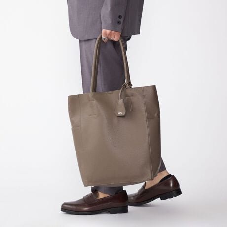 [^ԁF118400077]AU[ƌႦقǊx̍vgpg[gobONb`obOyfޓzyʐɗDꂽvgpB悭V{̂î\ʊBVRvPA₷A}ȓVωCɂgp܂ByfUCEX^COzJ̓}Olbg{^𓋍ڂAgoɂSĂgdlBɂ͏̎[ɕ֗ȃWbvt|PbgƁAO\ȃNb`obOBɂ̓nhɎO\ȃL[[Vtт[UreB̏[dオBNb`obO̓^ubg̎[ɂ\ȑ傫ŁAobOCobOƂĂ͂AP̂ł􂵂ĂfUCɎdグĂ܂BA4TCYƎ܂S[fTCYɂȂ悤A{̂̑傫ĂA|\Ȓ̃nhACyɒu悤ɒʂɂ͋tĎ_fC[ɎgĂ₷|CgBrWlXV[畁ig܂ŕLV[ł̊􂪊҂ACełBNb`obOTCY37cm 26cm }`3.5cm d155gyӎzY󋵂ɂX܂ɂĔ̔ꍇ܂BipׂɁAAeV^OEl[KmF̏Ap͂舵BBeɂ̓p\REX}[gtHȂǂ̉{ɂāAۂ̐FƈقȂČꍇ܂B@i̐F͏iP̂ŎBe摜QƂB摜̏i̓TvłB@ۂ̏iƎdlAHATCY኱قȂꍇ܂B