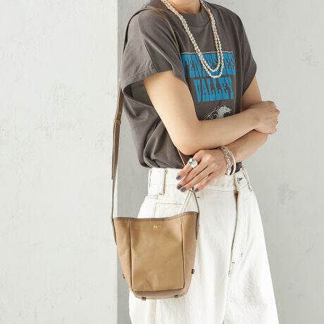 [^ԁF310041241]\25SS\fC[gx܂ő劈􂷂~joXPbgobOR[eBÕLoXgp~joXPbgobOB悢傫ƁA߂\ȃV_[Ō|΂߂ɂȂ2way^CvŔėp劈􂵂Ă܂BLoXłAJ[Olۂdグ̂ŁAJWAȃV[ȊOłgp₷łB܂R[eBÔ߉ɂ̂ꂵ|CgB₢킹iԁF310-04-1241yBEAUREzijBeauc@RealisercBEAUREĂ̂̓x[VbNƃghꂽVѐŜfUCB炩̃IWiU[ACRBVvŒ̂ƁAVƂ̏o؂ɁARZvgɂuhłBfނ̓A኱̐FACꂪꍇ܂A\߂BJ⊾ɔGꂽԂł̖CɂAF鋰ꂪ܂̂łӂBBeɂ菤i̐FقȂČꍇ܂BîF́AB摜QlɂĂBipׂɁAAeV^OKmF̏Ap͂舵B摜̏i̓TvłB ۂ̏iƎdlAHATCY኱قȂꍇ܂B