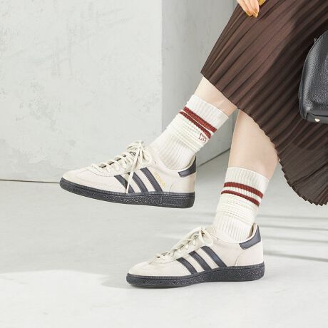 [^ԁF315400197]\25AW\TbJ[t@t@bVjX^Ɉꂽf́AXG[ho[WB1979NɃvnh{[I肽͂߂V[Y͍ÃNVbNȃX^CŊFɈĂBGf́AAbp[ɂȂ₩ȊG̃JEXG[h̗pB₢킹iԁF315-40-0197 adidas Originals (AfB_X IWiX) ɂadidas OriginalśAadidas̖LȃX|[c̓`ɃCXs[V󂯁A2001 NɐݗꂽXg[gX|[cEFAuhłBadidas ̗jpȂAX|[cɂMOnÃ[XJ`[ɔfv_NgʂāAuh̃KV[iĂ܂B1972Nɏ߂ĎgpꂽACRjbNȃgtHCSV{}[NɁANGCeBuȐlXɎxĂAfB_X IWiX́AXg[gJ`[ɌX|[cEFAuh̃pCIjAƂē؂J܂B摜̏i̓TvłB ۂ̏iƎdlAHATCY኱قȂꍇ܂BV[z[̐̓TCYɂĕϓꍇ܂̂ŗ\߂BTCYZi\Lj͂܂ŖڈƂȂ܂B{[gpׁ̈AAɔjꍇ܂B\߂肢܂BipׂɁAAeV^OEl[KmF̏Ap͂舵B