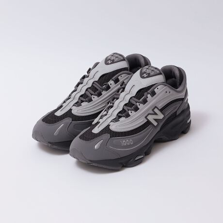 [^ԁF115431281]2000N㏉߂̃NVbNfA[JCuh点f1999Nɏ߂Ĕꂽ1000́A`łȂ畡GȃfBe[fUCA̎̑_ŖIȃX^CǑĂ܂B]̃bVAbp[ƃXG[hI[o[C̃fUCt]AbVA_[CڗI[o[Cpl猻`ɂȂ邱ƂŁAꂽeNmW[̂郋bNĂ܂ByNew Balance(j[oX)zč{XgɂāAΕȂǂC̃[J[Ƃ1906NɒaB Ж̗R͗lɁgV(new)AoX(balance)ho炷Ƃɂ܂B 1938NɋLÕׂjOV[YJA1960Nɂ͑nƓ瓾ZpEo𐶂A{iIɃX|[cE֑𓥂ݓ邱ƂɁB @\D悵V[YÂɑ΂ṕAt@bVƊEɂ傫ȉe^uhłByӎzTCYZi\Lj͂܂ŖڈƂȂ܂B{[gpׁ̈AAɔjꍇ܂BipׂɁAAeV^OEl[KmF̏Ap͂舵BBeɂ̓p\REX}[gtHȂǂ̉{ɂāAۂ̐FƈقȂČꍇ܂Bi̐F͏iP̂ŎBe摜QƂB