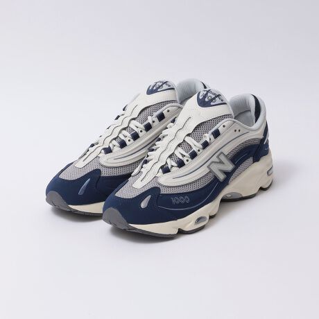 [^ԁF115431281]2000N㏉߂̃NVbNfA[JCuh点f1999Nɏ߂Ĕꂽ1000́A`łȂ畡GȃfBe[fUCA̎̑_ŖIȃX^CǑĂ܂B]̃bVAbp[ƃXG[hI[o[C̃fUCt]AbVA_[CڗI[o[Cpl猻`ɂȂ邱ƂŁAꂽeNmW[̂郋bNĂ܂ByNew Balance(j[oX)zč{XgɂāAΕȂǂC̃[J[Ƃ1906NɒaB Ж̗R͗lɁgV(new)AoX(balance)ho炷Ƃɂ܂B 1938NɋLÕׂjOV[YJA1960Nɂ͑nƓ瓾ZpEo𐶂A{iIɃX|[cE֑𓥂ݓ邱ƂɁB @\D悵V[YÂɑ΂ṕAt@bVƊEɂ傫ȉe^uhłByӎzTCYZi\Lj͂܂ŖڈƂȂ܂B{[gpׁ̈AAɔjꍇ܂BipׂɁAAeV^OEl[KmF̏Ap͂舵BBeɂ̓p\REX}[gtHȂǂ̉{ɂāAۂ̐FƈقȂČꍇ܂Bi̐F͏iP̂ŎBe摜QƂB