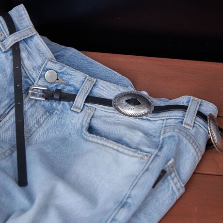 [^ԁF318100123]\25AW\VvȃX^COɉfR`xgBpcXJ[g͂AVcȂǂ̃EGXg}[NƂĂ₢킹iԁF318-10-0123yLEFIJEzitBGjutBGv̓AhACɖʂC^ÅX Pascara ō郌U[ObYuhBuĥ̓X^[g΂肾AI[i[Maurizio Cetrullo͒NɓnăC^AU[ObYƊȆŊ􂵃nCGhuh̐iɂgo𑽂Ă܂BMade in Italy Ƃꗬ̏̍^ɂӂ킵̂o߂ɂ͌ł̑fޑI肪KvsłBMaurizio͑̃fUCi[ƎdĂŁAlXȗvfIĂ{Ă܂B2007NɎg̃t@Ng[𗧂グARNV𐻍삷ɂ Maurizio͂̍oƂɃ}eAłȂfUCɂn߂܂BNVbNłȂǂ_ȃeCXgA@ׂȃC^ANtg}VbvČIꂽ}eAZAނɂnグȂU[ObYuhuLEFIJEva Made in Italy ɂӂ킵i}[PbgɑoĂ܂BBeɂ菤i̐FقȂČꍇ܂BîF́AB摜QlɂĂBipׂɁAAeV^OKmF̏Ap͂舵B摜̏i̓TvłB ۂ̏iƎdlAHATCY኱قȂꍇ܂B