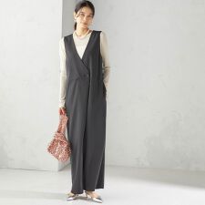 little black: 〈洗濯機可能〉ストレッチ ツイル フロント釦  Vネック オールインワン