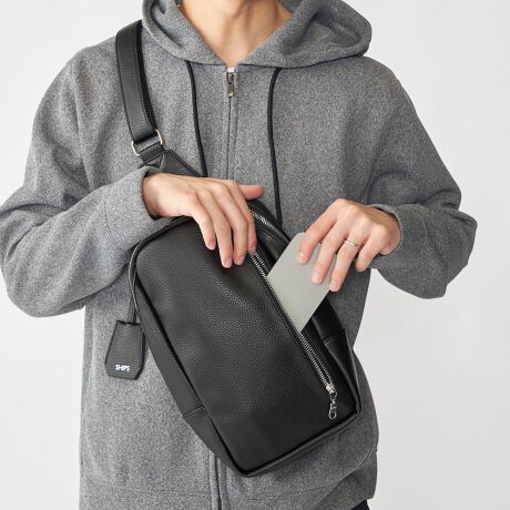 [^ԁF118400112]iȑfނgpLCڂȃV_[obOyfޓzyʐɗDꂽvgpB悭V{̂î\ʊBVRvPA₷AƂJłCɂgp܂ByfUC/X^COzvgpVvȃfUCBwɂ镔̓bVɂȂĂ܂BC̃Xy[Xɂ13C`̃^ubg҂Ɠeʂ̃|PbgAɏ[Wbvt|Pbg𓋍ځB\ɂWbv|PbgtĂ̂ŁAX}[gtHȂǂ̎opxACeĂ̂ɕ֗łBV_[Xgbv͍Eǂ炩ł悤ȎdlB蕔ɂ͎O\ȃL[[VĂ܂Big͂ArWlXJWAȃX^Cɂ킹̂ŕLV[ł̊􂪊҂łACełByӎzY󋵂ɂX܂ɂĔ̔ꍇ܂BipׂɁAAeV^OEl[KmF̏Ap͂舵BBeɂ̓p\REX}[gtHȂǂ̉{ɂāAۂ̐FƈقȂČꍇ܂B@i̐F͏iP̂ŎBe摜QƂB摜̏i̓TvłB@ۂ̏iƎdlAHATCY኱قȂꍇ܂B