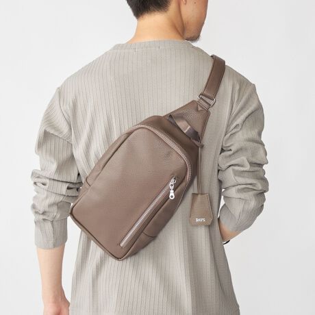 [^ԁF118400112]iȑfނgpLCڂȃV_[obOyfޓzyʐɗDꂽvgpB悭V{̂î\ʊBVRvPA₷AƂJłCɂgp܂ByfUC/X^COzvgpVvȃfUCBwɂ镔̓bVɂȂĂ܂BC̃Xy[Xɂ13C`̃^ubg҂Ɠeʂ̃|PbgAɏ[Wbvt|Pbg𓋍ځB\ɂWbv|PbgtĂ̂ŁAX}[gtHȂǂ̎opxACeĂ̂ɕ֗łBV_[Xgbv͍Eǂ炩ł悤ȎdlB蕔ɂ͎O\ȃL[[VĂ܂Big͂ArWlXJWAȃX^Cɂ킹̂ŕLV[ł̊􂪊҂łACełByӎzY󋵂ɂX܂ɂĔ̔ꍇ܂BipׂɁAAeV^OEl[KmF̏Ap͂舵BBeɂ̓p\REX}[gtHȂǂ̉{ɂāAۂ̐FƈقȂČꍇ܂B@i̐F͏iP̂ŎBe摜QƂB摜̏i̓TvłB@ۂ̏iƎdlAHATCY኱قȂꍇ܂B