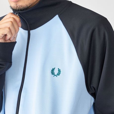 [^ԁF112300056]FRED PERRY̔zFgbNWPbgRbg|GXẽW[WngpgbNWPbgB₩ȌƍYȂ߂炩ȕłBBe[W̔zFgVOl`[̃[hJASIWï|CgłByFRED PERRYz(tbhy[)̑ȖejXvC[utfbNEWEy[vn݂uFRED PERRYv(tbhEy[)Bꗬ̃ejXvC[ƂĔF߂ĂłȂAɂ̟X^CxXghbT[ƂĂF߂Ă܂Bތɂ̓XEFbgohiXgohj̊JAނ̈̃tbhy[̖ăX^[gAɃVcJn܂BĐɃECuh狖𓾂ɂp錎j̃}[NaA 1952NhŁutbhy[X|[cEFAЁvݗB1960Nɂ́A݂ɃCꂽ|Vc̃hXg[gt@bV̎łubYvƌĂ΂ҒB̊Ԃő嗬sB̗s͏uԂɐEւƔMAuFRED PERRYv̖Lɂ܂ByӎzipׂɁAAeV^OEl[KmF̏Ap͂舵BBeɂ̓p\REX}[gtHȂǂ̉{ɂāAۂ̐FƈقȂČꍇ܂B@i̐F͏iP̂ŎBe摜QƂB