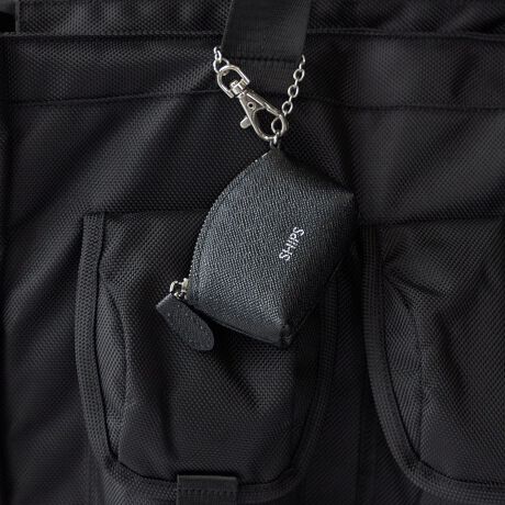 [^ԁF110000007]IWiv́ySAFFIANO LEATHERzV[Y~j|[`ւƎdグWEBACeoIyfޓzhSAFFIANOhƂ͌^̖́BiȌ򊴂ƂƂɁA̖ڗɂŌڂł͂Ȃpɂxł܂B_炩Ȃ₩ŁAɓނ悤ȑfފɎdオĂ܂ByfUCzCXCzJM̗lXȏ̎[ɕ֗ȃTCYBobOxg[vւ̒EeՂɍs郌o[t̃iXJ𑕒B(ʐ^7)tgɃuhSĂAJoɂ̃X^CÕ|CgɁByӎzY󋵂ɂX܂ɂĔ̔ꍇ܂BipׂɁAAeV^OEl[KmF̏Ap͂舵BBeɂ̓p\REX}[gtHȂǂ̉{ɂāAۂ̐FƈقȂČꍇ܂B@i̐F͏iP̂ŎBe摜QƂB摜̏i̓TvłB@ۂ̏iƎdlAHATCY኱قȂꍇ܂B