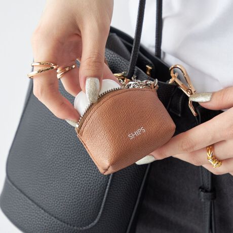 [^ԁF110000007]IWiv́ySAFFIANO LEATHERzV[Y~j|[`ւƎdグWEBACeoIyfޓzhSAFFIANOhƂ͌^̖́BiȌ򊴂ƂƂɁA̖ڗɂŌڂł͂Ȃpɂxł܂B_炩Ȃ₩ŁAɓނ悤ȑfފɎdオĂ܂ByfUCzCXCzJM̗lXȏ̎[ɕ֗ȃTCYBobOxg[vւ̒EeՂɍs郌o[t̃iXJ𑕒B(ʐ^7)tgɃuhSĂAJoɂ̃X^CÕ|CgɁByӎzY󋵂ɂX܂ɂĔ̔ꍇ܂BipׂɁAAeV^OEl[KmF̏Ap͂舵BBeɂ̓p\REX}[gtHȂǂ̉{ɂāAۂ̐FƈقȂČꍇ܂B@i̐F͏iP̂ŎBe摜QƂB摜̏i̓TvłB@ۂ̏iƎdlAHATCY኱قȂꍇ܂B